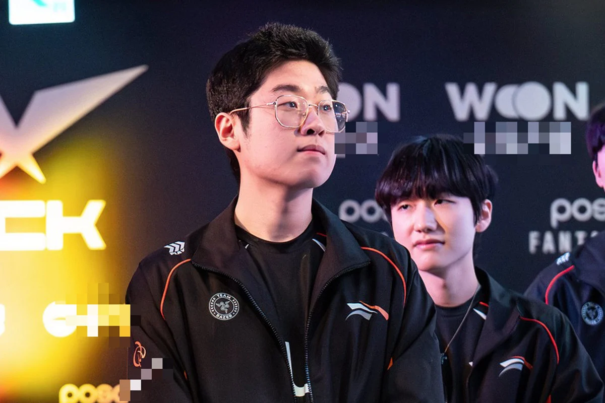 BLV Văn Tùng và Hoàng Sama bị fan LCK chỉ trích vì vụ của Zeus-gamelade