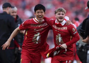 Wataru Endo đi vào lịch sử Premier League-ongkinh