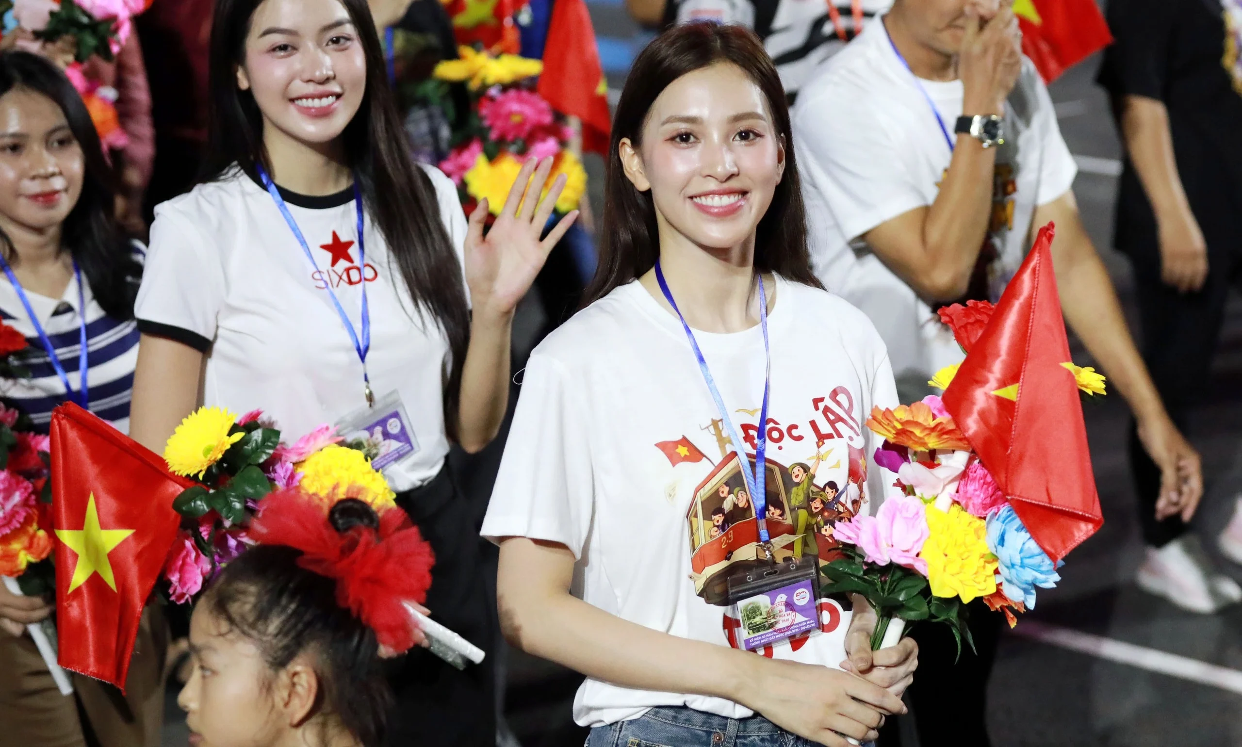 Dàn Hoa hậu rạng rỡ trong buổi hợp luyện diễu binh kỷ niệm 50 năm thống nhất đất nước - Ongkinh