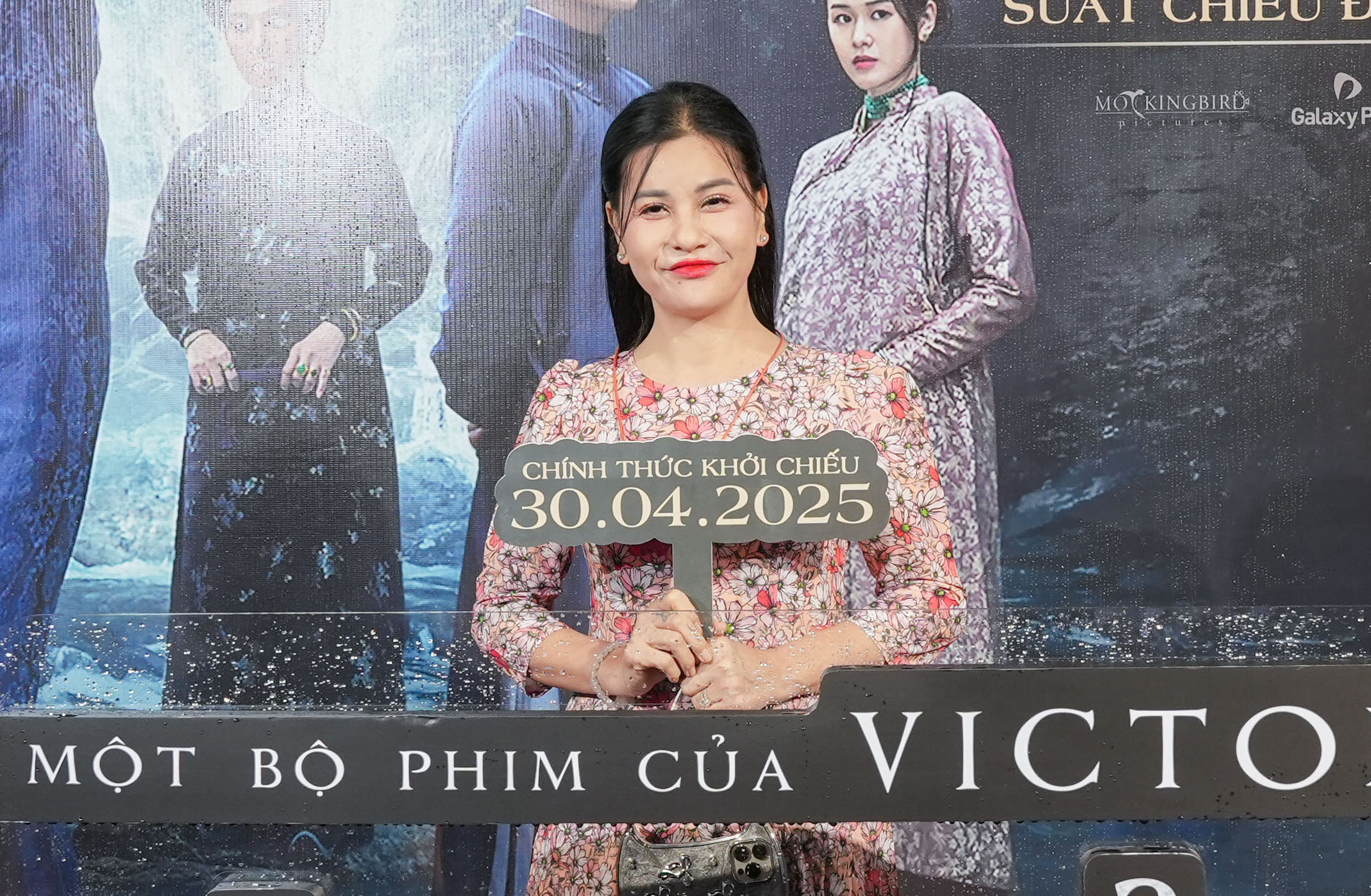 Cát Phượng diện áo dài "đọ sắc" cùng dàn sao trẻ, hé lộ cuộc sống ở tuổi 55 - Ongkinh