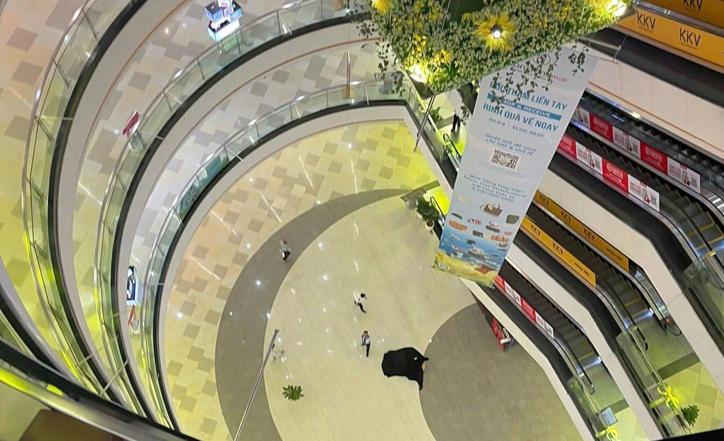 Người đàn ông tử vong sau khi rơi từ tầng cao tại Vạn Hạnh Mall - Ongkinh