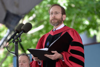 Hiệu trưởng harvard tự nguyện giảm lương sau khi chính phủ cắt viện trợ-ongkinh