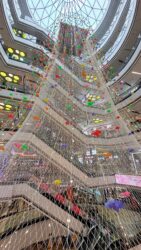 Đắm chìm trong không gian ảo diệu tại Vạn Hạnh Mall: Lưới hoa đèn đẹp mê mẩn - ọngkinh