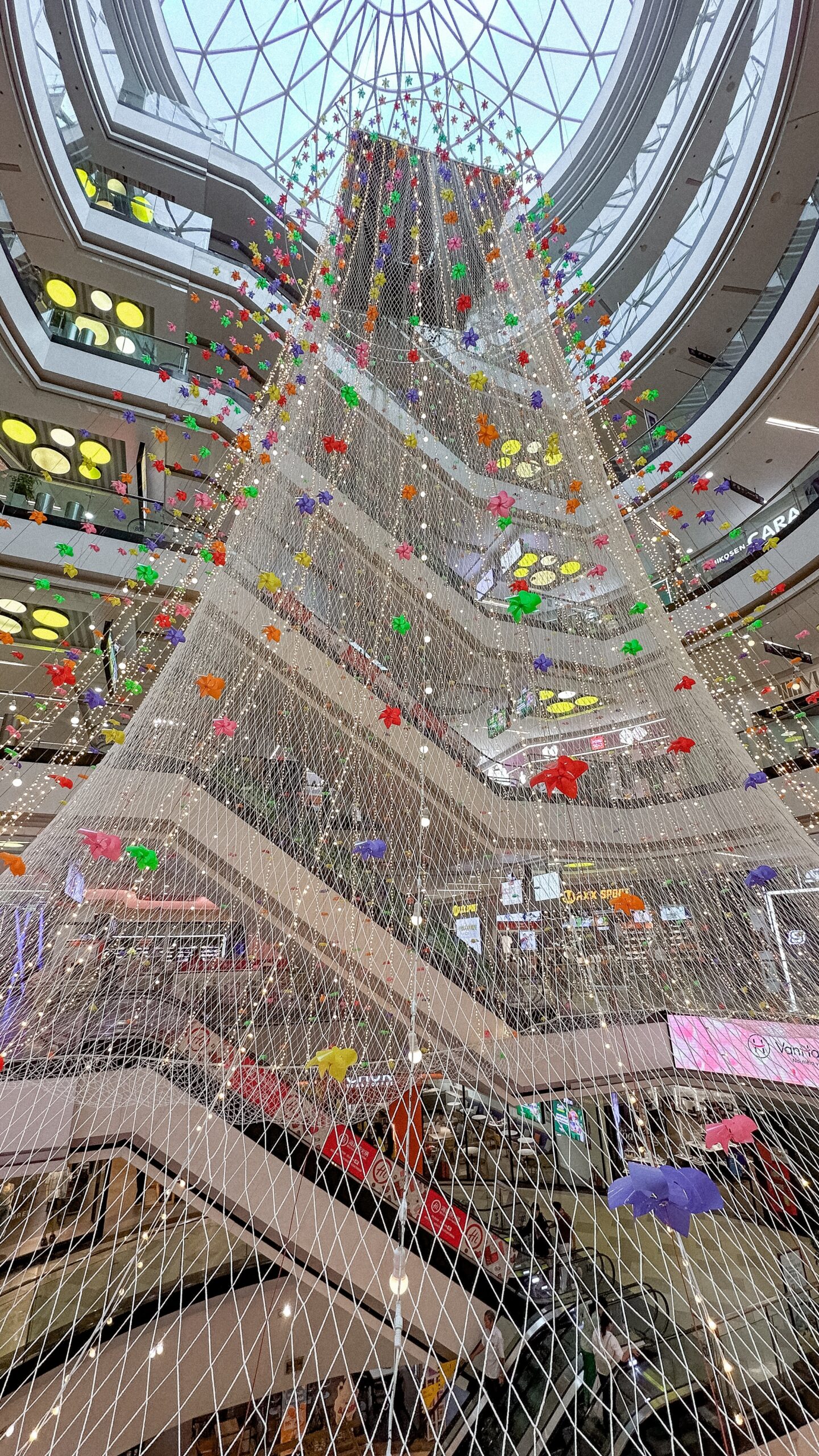 Đắm chìm trong không gian ảo diệu tại Vạn Hạnh Mall: Lưới hoa đèn đẹp mê mẩn - ọngkinh