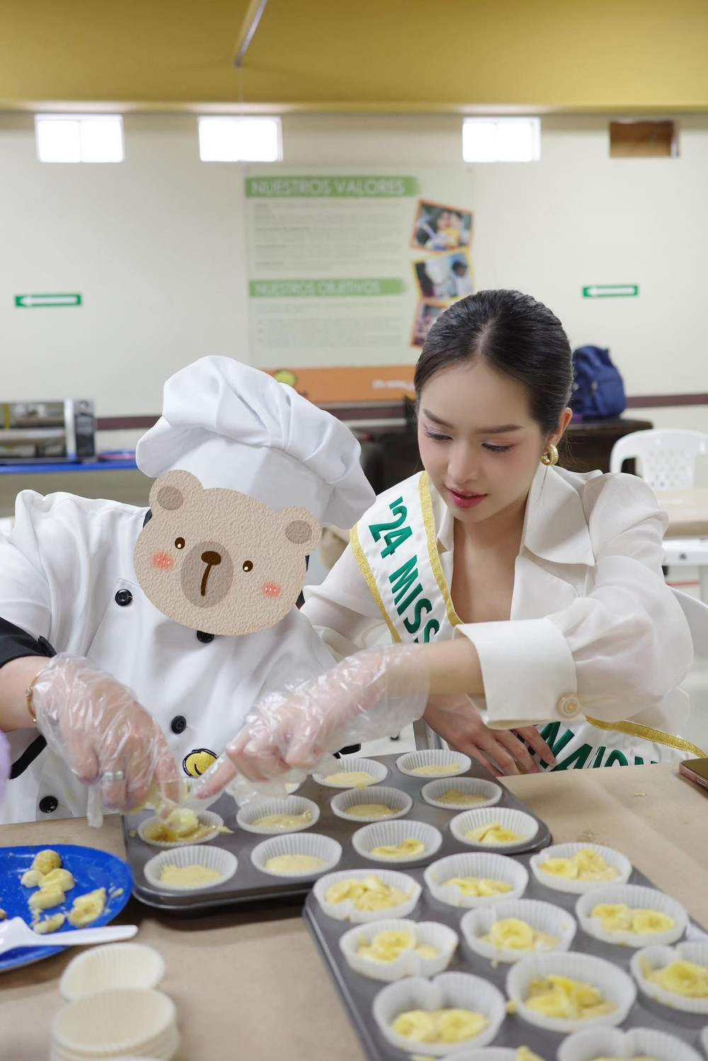 Hoa hậu Thanh Thủy trải nghiệm ngôn ngữ ký hiệu và làm bánh cùng các em nhỏ khiếm khuyết - Ongkinh