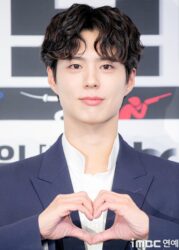 Park Bo Gum "lột xác" hoàn toàn ở họp báo phim: Hình ảnh "gây sốc" từ ngư dân đến CEO khiến ai cũng phải trầm trồ - Ống kính