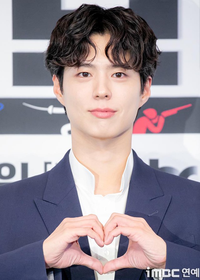 Park Bo Gum "lột xác" hoàn toàn ở họp báo phim: Hình ảnh "gây sốc" từ ngư dân đến CEO khiến ai cũng phải trầm trồ - Ống kính