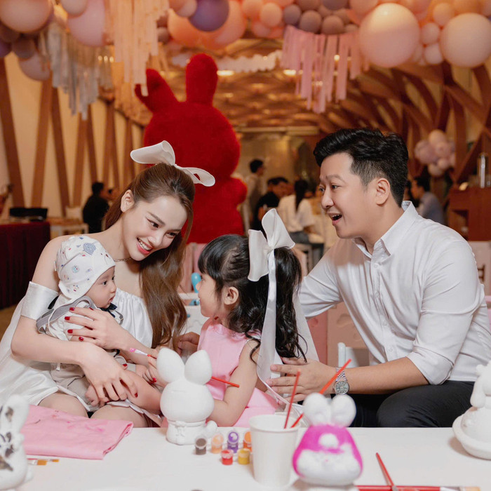 Con gái Trường Giang - Nhã Phương 'bé xíu' đã 'bắt trend' môn học này: Bí quyết kích hoạt đa giác quan, phát triển trí tuệ vượt trội? - Ống kính