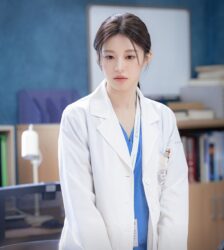 Go Yoon Jung và sức hút đặc biệt trong "Resident Playbook" - Ongkinh