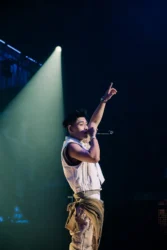 Tranh cãi quanh chiếc quần tụt của Rapper Tez - Ongkinh