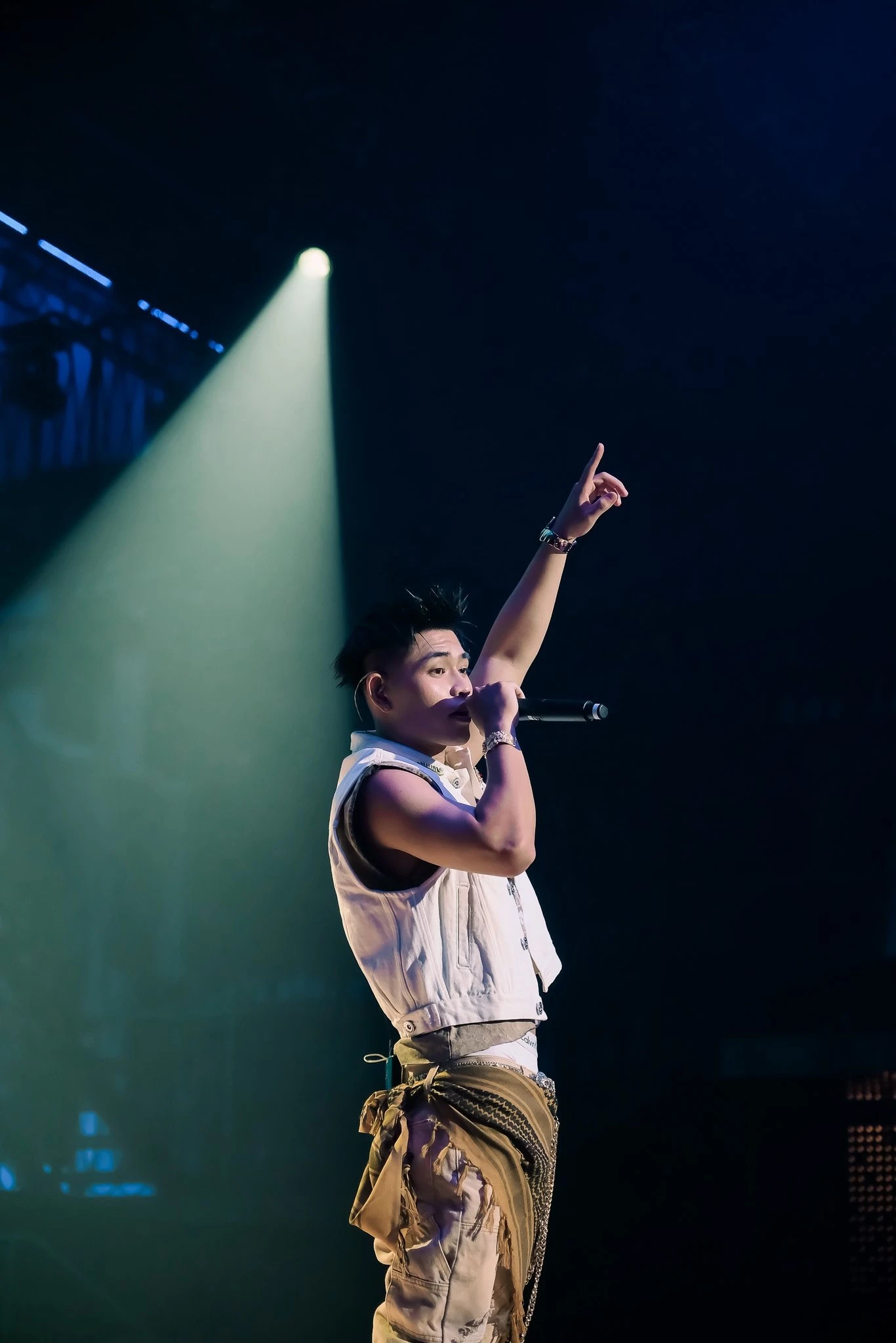 Tranh cãi quanh chiếc quần tụt của Rapper Tez - Ongkinh