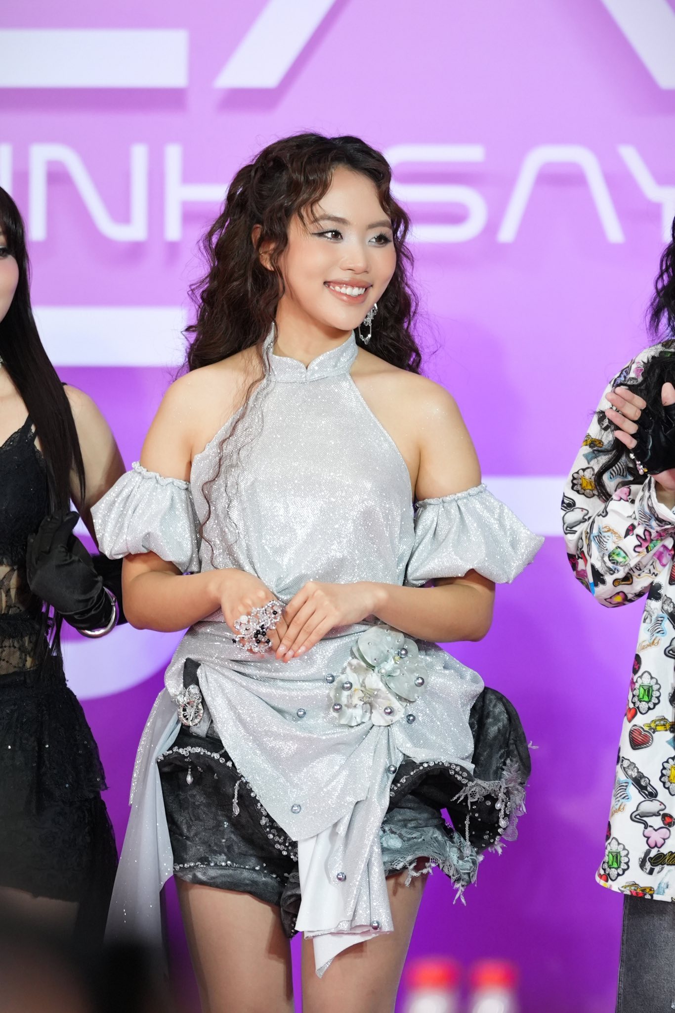 Phương Mỹ Chi "đấu giọng" nốt cao với dàn sao quốc tế ở Trung Quốc, và phản ứng trái chiều? - Ống kính