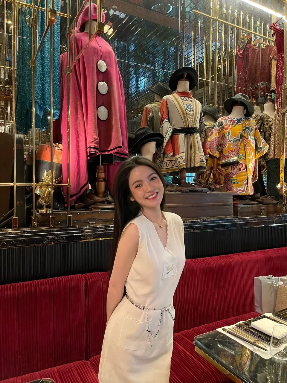 Chu Thanh Huyền: Ở nhà giản dị vẫn đẹp "ná thở", ra phố sang chảnh hết nấc với Chanel – Bí quyết là gì? - Ống kính