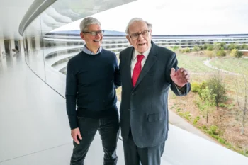 Tỷ phú Warren Buffett ngả mũ trước Tim Cook-ongkinh