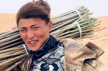 "Hoàng tử sa mạc" gây bão mạng: Chàng trai một mắt gieo mầm xanh trên đất cằn - Ongkinh