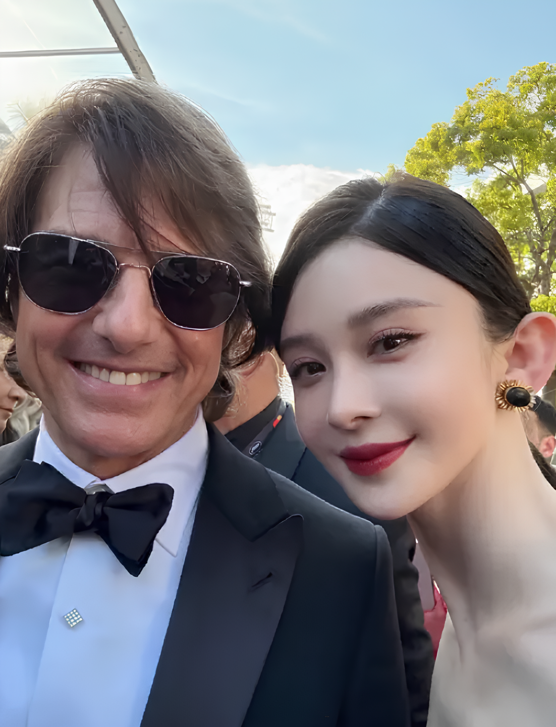Thảm đỏ Cannes "bùng nổ" khoảnh khắc: Tom Cruise chủ động bắt tay mỹ nhân Hoa ngữ Triệu Anh Tử - Ongkinh