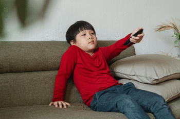 Phụ huynh mang cả điều khiển TV đi làm vì sợ con "dán mắt" màn hình - Ongkinh
