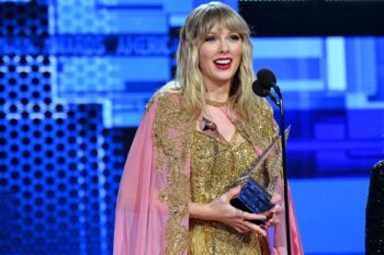 Phản ứng của Taylor Swift trước chiến thắng của Billie Eilish tại AMAs 2025? - Ongkinh