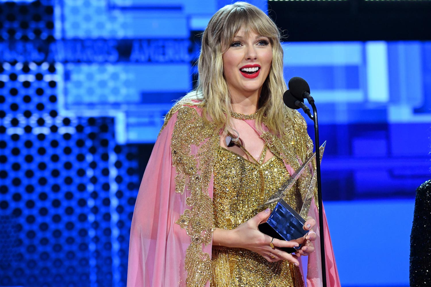 Phản ứng của Taylor Swift trước chiến thắng của Billie Eilish tại AMAs 2025? - Ongkinh