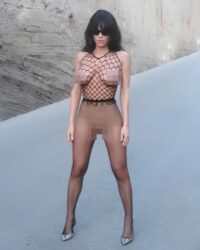 Vợ Kanye West lại gây sốc với trang phục "mặc như không mặc"-ongkinh