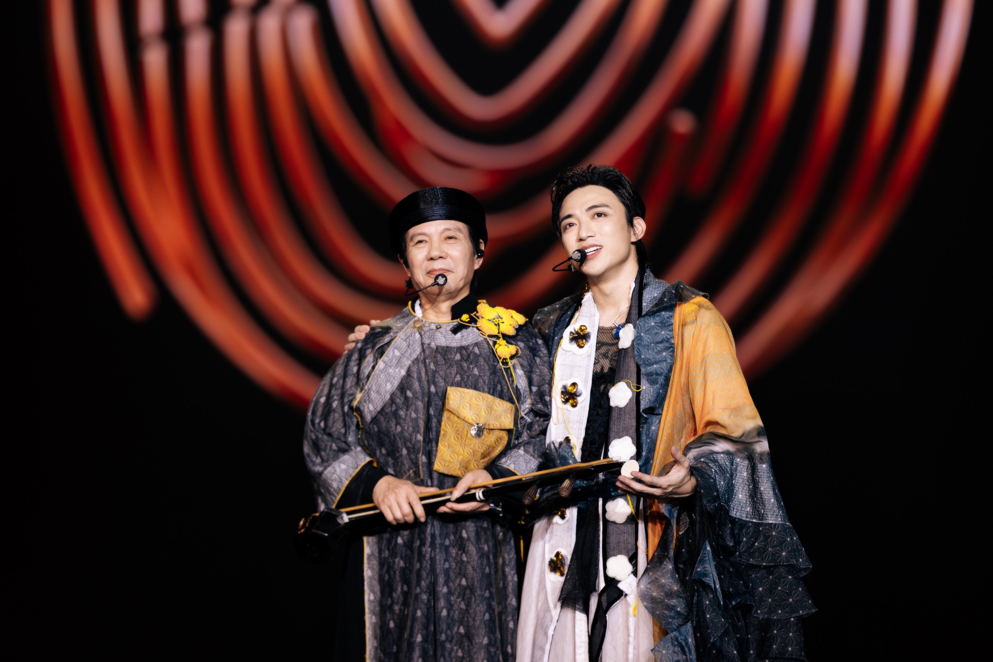 SOOBIN cùng bố mang hồn quê Bắc Bộ vào live concert qua tiếng đàn bầu mộc mạc - Ongkinh