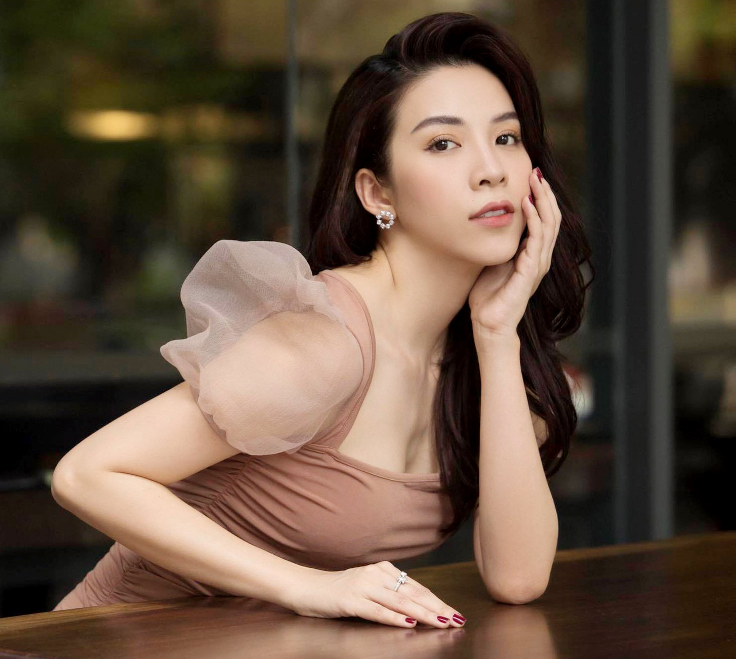 Nhan sắc khác biệt của diễn viên Ngô Phương Anh giữa phim và đời thực - Ongkinh