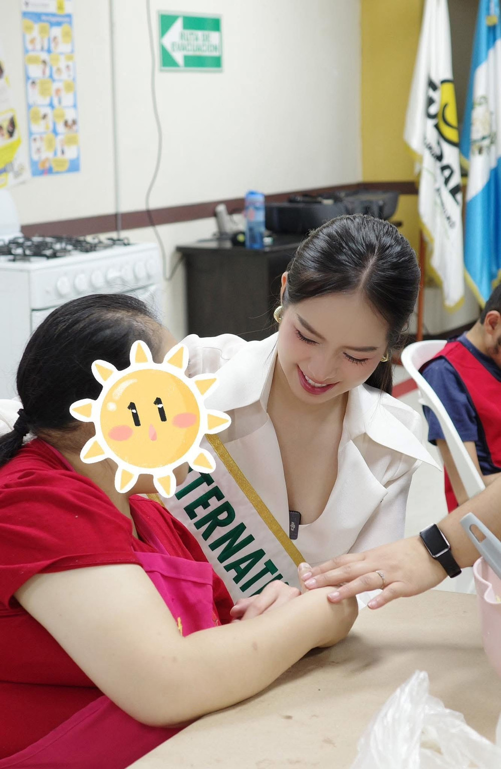 Hoa hậu Thanh Thủy trải nghiệm ngôn ngữ ký hiệu và làm bánh cùng các em nhỏ khiếm khuyết - Ongkinh
