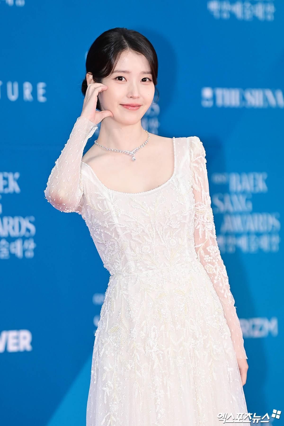 IU đẹp tựa nữ thần trong váy trắng tại thảm đỏ Baeksang 2025 - Ongkinh