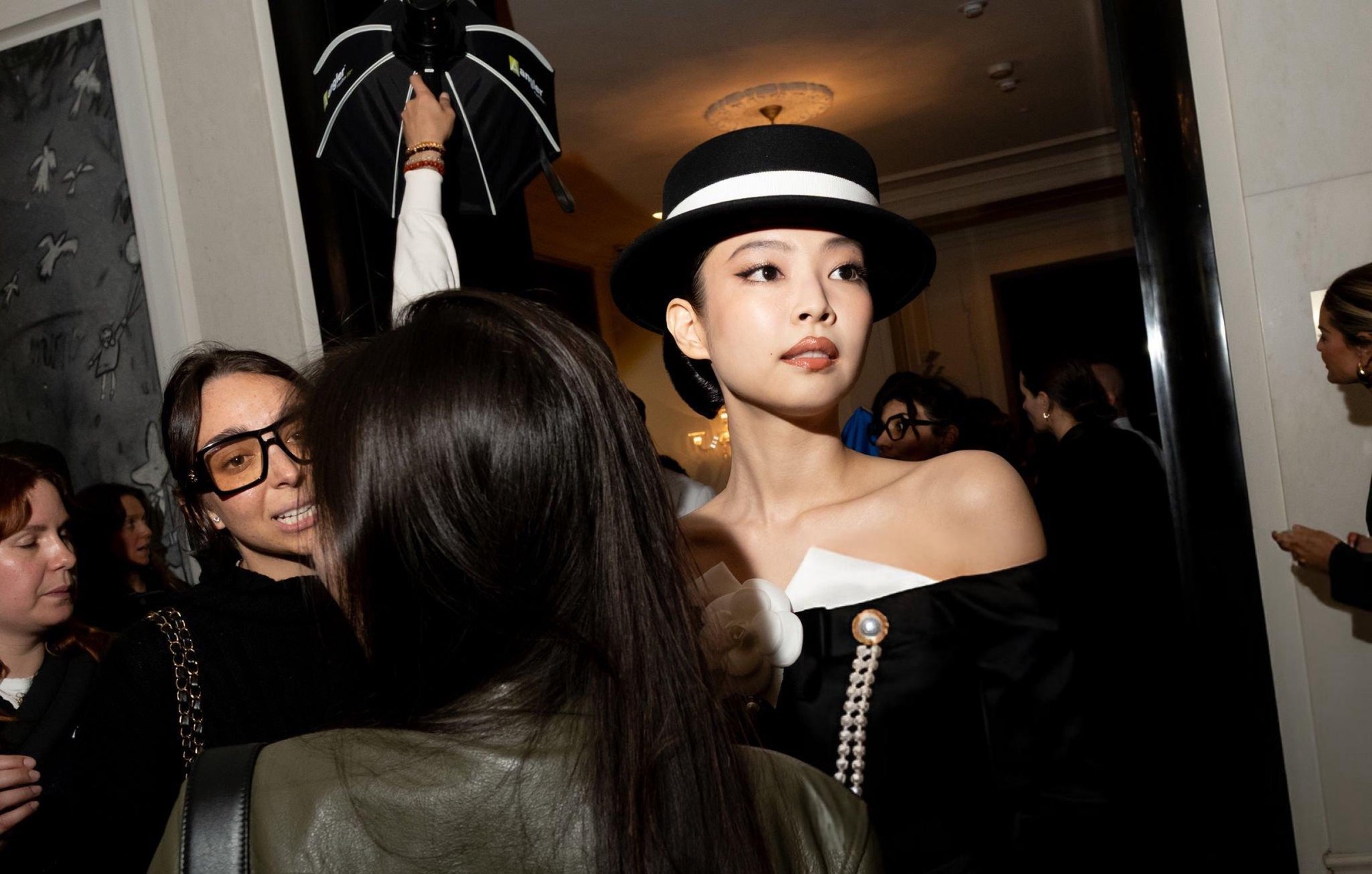 Jennie "lột xác" tại Met Gala: Từ tranh cãi lạc quẻ đến đẳng cấp "nữ thần" thảm đỏ - Ống kính