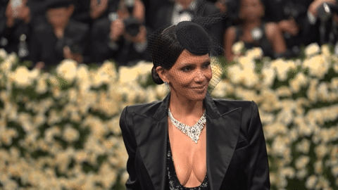 Diễn viên U60 gây xôn xao vì trang phục "thiếu vải" tại sự kiện Met Gala 2025 - Ongkinh