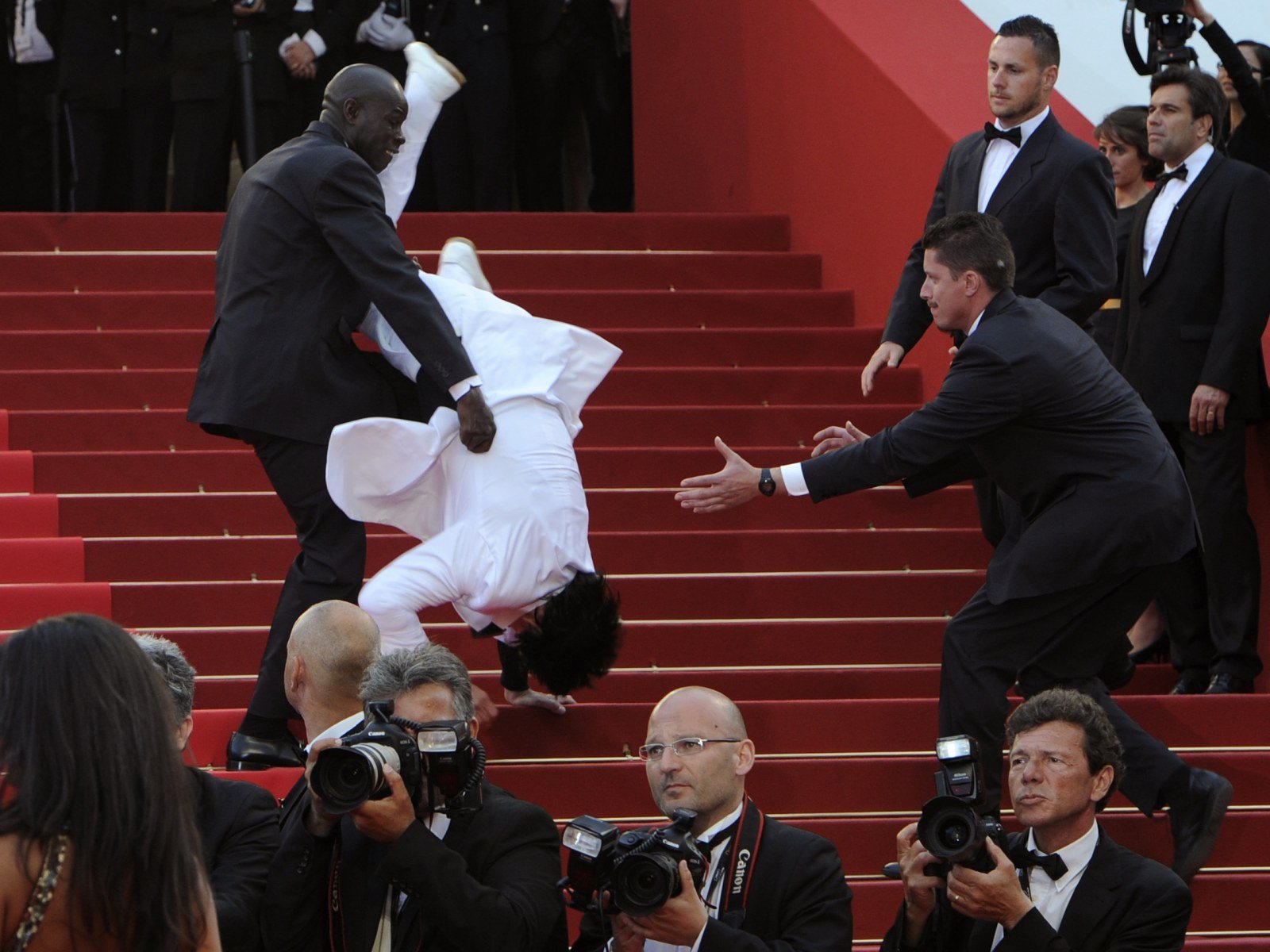 Drama Met Gala 2025: Ca sĩ triệu view trượt chân hay chiêu trò chiếm spotlight? - Ống kính