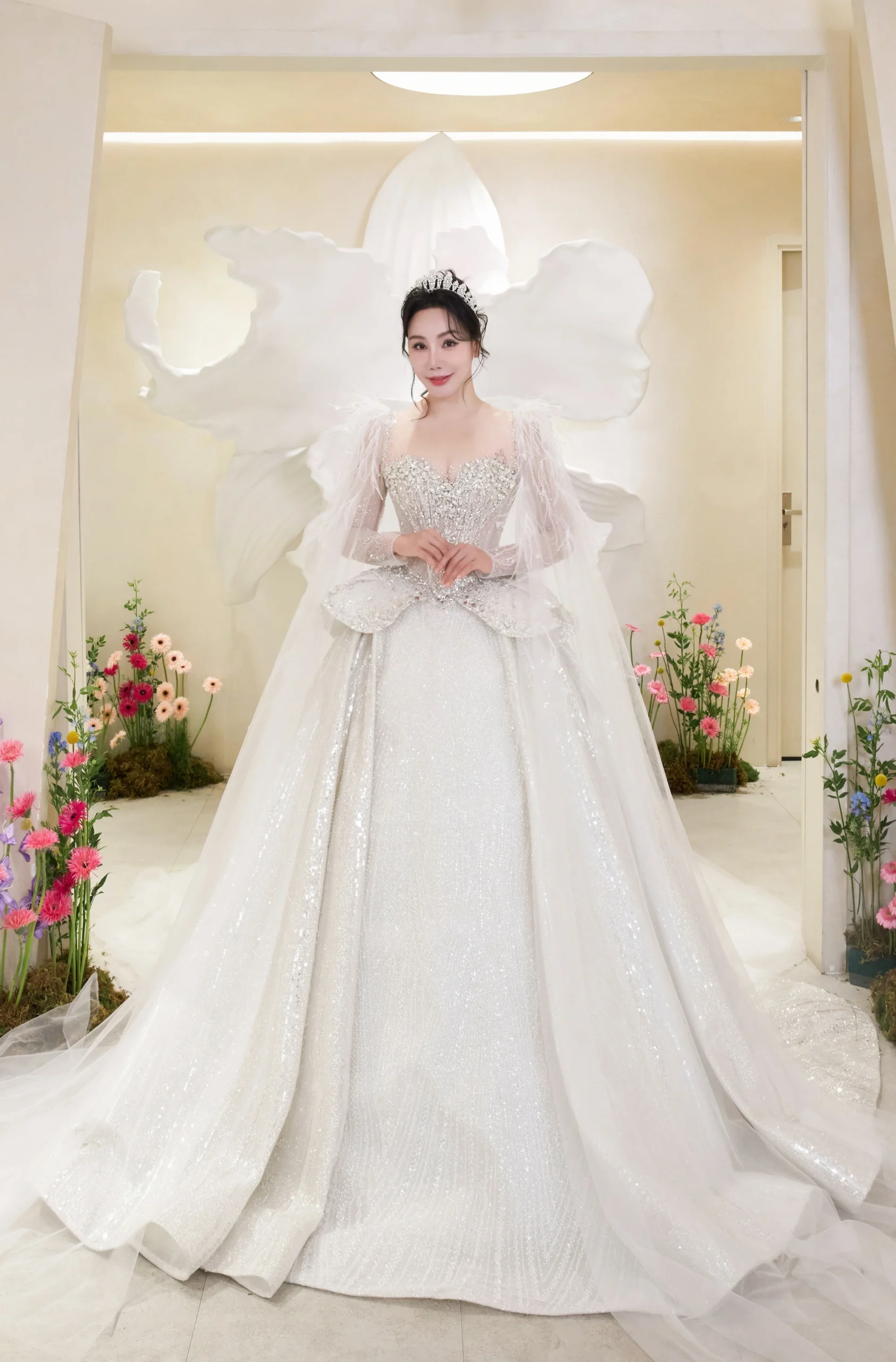 Thiết kế áo cưới của Hồ Quỳnh Hương: Điểm nhấn 10.000 viên pha lê, giá trị vượt mốc nửa tỷ - Ongkinh