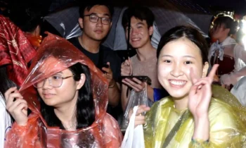 Bất chấp thời tiết, hàng ngàn fan vẫn kiên nhẫn chờ đón "Anh trai say hi" - Ongkinh