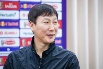 Chỉ ít ngày trước thềm trận giao hữu được chờ đợi với Manchester United, HLV Kim Sang Sik buộc phải có những điều chỉnh nhân sự bất ngờ cho đội Các ngôi sao Đông Nam Á. Nguyên nhân xuất phát từ việc tiền đạo Nieto Andres của Campuchia bất ngờ bị FIFA treo giò. Thông tin này nối tiếp chuỗi những khó khăn về lực lượng mà đội bóng khu vực đang phải đối mặt. Trước đó, một số cầu thủ quan trọng như Nicholas Mickelson (Thái Lan), Dominic Tan và Sergio Aguero (Malaysia) đã đồng loạt xin rút lui khỏi đội hình. Bên cạnh đó, hai trụ cột của Indonesia là Asnawi Mangkualam và Muhammad Ferrari cũng đang bỏ ngỏ khả năng ra sân. Lệnh triệu tập khẩn cấp và sự thay thế bất khả kháng Trong bối cảnh lực lượng sứt mẻ nghiêm trọng, HLV Kim Sang Sik đã nhanh chóng có những động thái bổ sung. Ben Davis và Worachit Kanitsribampen (cùng đến từ Thái Lan) đã được triệu tập để trám vào những vị trí còn thiếu. Liên đoàn bóng đá Malaysia (FAM) cũng đã gửi danh sách 5 cầu thủ tiềm năng để HLV người Hàn Quốc lựa chọn, bao gồm Ahmad Khuzaimi Piee (Selangor FC), Declan Lambert (Kuala Lumpur City FC), Adib Abdul Raop (Penang FC) và Azam Azmi Murad (Terengganu FC). Tuy nhiên, diễn biến mới nhất liên quan đến trường hợp của Nieto Andres đã tạo ra một tình huống ngoài dự kiến. Tiền đạo gốc Colombia này đã phải nhận thẻ đỏ trong một trận đấu giao hữu gần đây của đội tuyển Campuchia với Aruba. Theo quy định, chiếc thẻ đỏ này đồng nghĩa với việc anh sẽ bị treo giò ở trận giao hữu tiếp theo, trùng với trận đấu gặp Manchester United. Để giải quyết bài toán trên hàng công, Liên đoàn bóng đá Campuchia (FFC) đã buộc phải gọi bổ sung tiền đạo gốc Bờ Biển Ngà, Abdel Kader Coulibaly, để thay thế cho Nieto Andres. Được biết, chính HLV Kim Sang Sik là người đã chủ động yêu cầu sự bổ sung này, bởi ông đang tìm kiếm một nhân tố có thể hình lý tưởng và thể lực sung mãn cho hàng công của đội Các ngôi sao Đông Nam Á. Abdel Kader Coulibaly: Sự lựa chọn mang đến sức mạnh thể chất Abdel Kader Coulibaly sinh năm 1993. Anh bắt đầu sự nghiệp chơi bóng tại Campuchia từ năm 2019 trong màu áo câu lạc bộ Asia Euro United. Hiện tại, tiền đạo 32 tuổi này đang thi đấu cho câu lạc bộ Angkor Tiger. Coulibaly vừa mới hoàn tất thủ tục nhập tịch Campuchia vào năm ngoái và đã có màn ra mắt đội tuyển quốc gia tại giải AFF Cup 2024. Với thể hình cao lớn và sức mạnhPhysical ấn tượng, anh được kỳ vọng sẽ mang đến một giải pháp tấn công mới cho HLV Kim Sang Sik. Tình hình lực lượng hiện tại và những ẩn số còn bỏ ngỏ Tính đến thời điểm hiện tại, HLV Kim Sang Sik đang có trong tay 16 cầu thủ cho đội Các ngôi sao Đông Nam Á để chuẩn bị cho trận đấu quan trọng với Manchester United. Đáng chú ý, hai Liên đoàn bóng đá Philippines và Australia vẫn chưa cử bất kỳ đại diện nào tham gia vào đội hình này, làm dấy lên những thắc mắc về sự góp mặt của các cầu thủ từ hai quốc gia này. Trận đấu giao hữu giữa đội Các ngôi sao Đông Nam Á và Manchester United dự kiến sẽ diễn ra vào ngày 28 tháng 5 trên sân vận động Bukit Jalil, Malaysia. Với những xáo trộn liên tục về lực lượng, đây hứa hẹn sẽ là một thử thách không nhỏ cho HLV Kim Sang Sik trong việc xây dựng một đội hình đủ sức cạnh tranh với gã khổng lồ đến từ nước Anh. - ongkinh