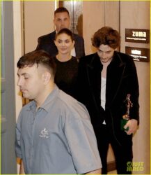 Khung hình "chấn động" của Timothée Chalamet: Hai tay ôm trọn "báu vật" khiến fan toàn cầu "phát cuồng" - Ống kính