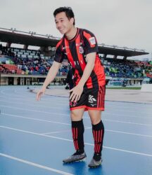 Mặc dù tiền vệ Supachok Sarachat đã trở lại sau thời gian vắng mặt, Consadole Sapporo vẫn phải chịu một thất bại nặng nề trước Jubilo Iwata. Đội bóng của ngôi sao người Thái Lan đã để thủng lưới tới 4 bàn chỉ trong 70 phút đầu tiên, cho thấy sự sụp đổ toàn diện trong một buổi chiều đáng quên tại J-League 2. Trận thua này càng đáng thất vọng hơn khi Supachok đã được tung vào sân. HLV Iwamasa Daiki đã gây bất ngờ khi điền tên Supachok vào danh sách thi đấu sau hai trận liên tiếp gạch tên cầu thủ này. Tuy nhiên, Supachok chỉ được tung vào sân từ đầu hiệp hai, thời điểm Consadole Sapporo đã bị dẫn trước với tỷ số 0-3. Dù đã nỗ lực di chuyển và thi đấu năng nổ, Supachok vẫn không thể tạo ra sự khác biệt. Trong bối cảnh toàn đội thi đấu rời rạc và hàng phòng ngự liên tục mắc sai lầm, sự cố gắng của Supachok trở nên vô nghĩa. Tính rộng hơn, Supachok đã trải qua chuỗi 9 trận liên tiếp không ghi bàn hay kiến tạo cho Consadole Sapporo. Đây là một thống kê đáng lo ngại đối với một cầu thủ từng được kỳ vọng là "niềm tự hào Đông Nam Á" tại J-League. Không chỉ vậy, phong độ sa sút còn khiến Supachok dần đánh mất vị trí trong sơ đồ chiến thuật của HLV Iwamasa. Từ đầu mùa giải 2024 đến nay, tiền vệ sinh năm 1998 thường xuyên phải ngồi ngoài, thậm chí nhiều lần không có tên trong danh sách đăng ký thi đấu. Việc được trở lại sân trong trận gặp Jubilo Iwata có thể xem là một cơ hội, nhưng đồng thời cũng phơi bày thực tế rằng Supachok không còn là lựa chọn hàng đầu trong đội hình. Điều đáng chú ý là sự sa sút của Supachok diễn ra đúng vào thời điểm đội tuyển Thái Lan đang gặp nhiều khó khăn về lực lượng do chấn thương và chuẩn bị cho vòng loại Asian Cup 2027. Với việc Chanathip và Theerathon ngày càng lớn tuổi, phong độ không tốt của Supachok chắc chắn sẽ khiến HLV Ishii Masatada thêm phần lo lắng về sức mạnh tuyến giữa của đội tuyển. Từng là một ngôi sao được Consadole Sapporo đặt nhiều kỳ vọng, Supachok hiện đang phải đối mặt với cuộc khủng hoảng phong độ. Nếu không thể sớm tìm lại được cảm giác bóng tốt nhất, khả năng cao cầu thủ từng là trụ cột của Buriram United sẽ phải rời J-League 2 trong sự thất vọng - ongkinh