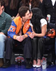 Kylie Jenner và bạn trai: Tình tứ sân bóng hay "vở kịch" mới thu hút truyền thông? - Ống kính