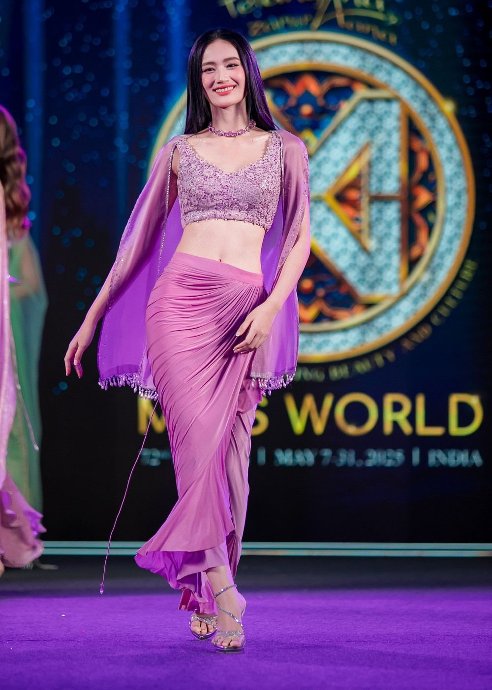 Ý Nhi tự tin sải bước trong phần thi Top Model tại Miss World - Ongkinh