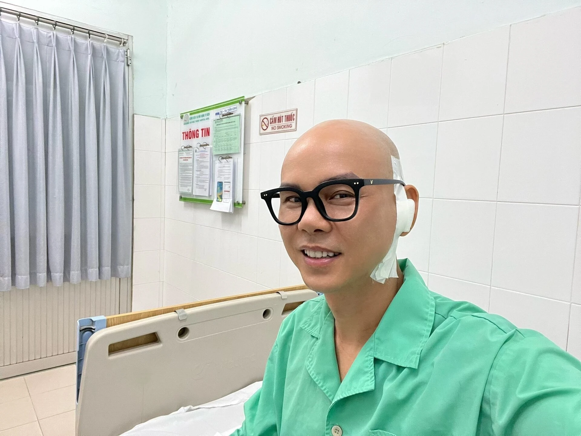 Phan Đinh Tùng trải qua ca mổ vá màng nhĩ kéo dài 3 giờ - Ongkinh