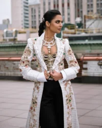Ái nữ Isha Ambani tỷ phú giàu nhất châu Á gây choáng tại Met Gala với trang sức 150 triệu đô - ongkinh
