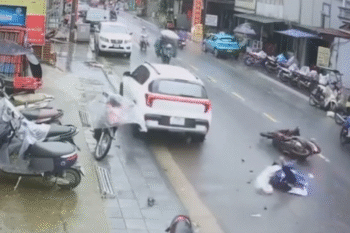 Ô tô "điên" lao sang đường ngược chiều, đâm 3 xe máy - Ongkinh
