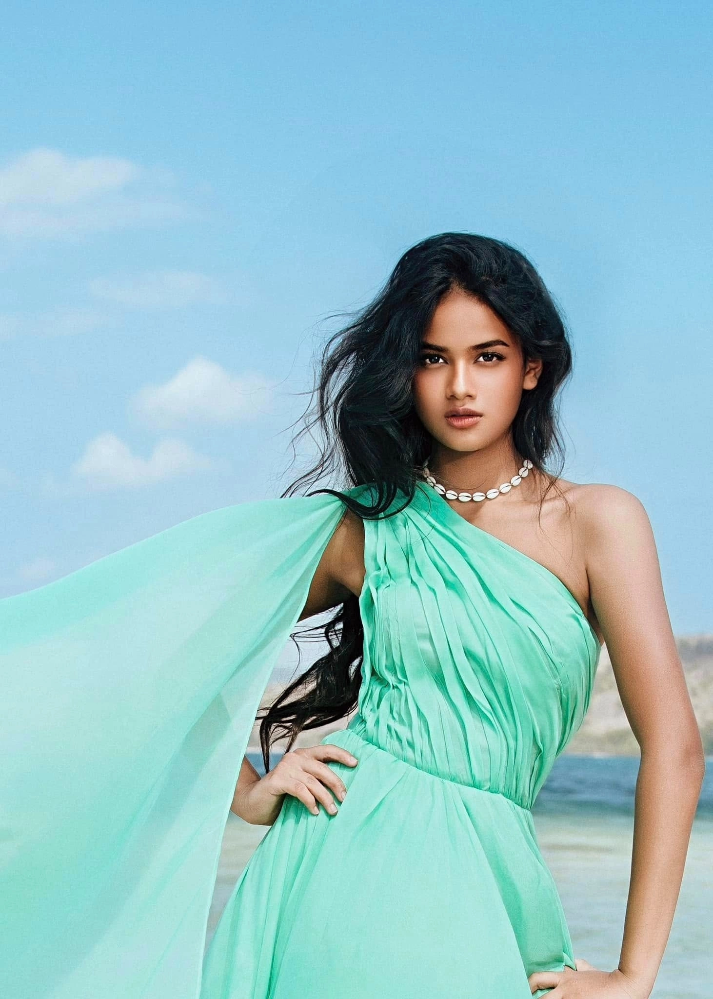 "Bông hồng lai" 13 tuổi Laisha DAM "gây thương nhớ" trên sàn diễn Việt - Ongkinh