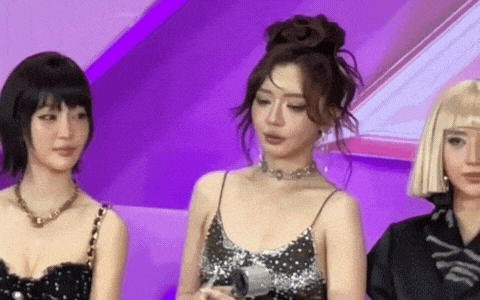 Giữa 'Em Xinh Say Hi' rạng rỡ, Bích Phương một mình một vẻ: Bí mật nào? - Ống kính