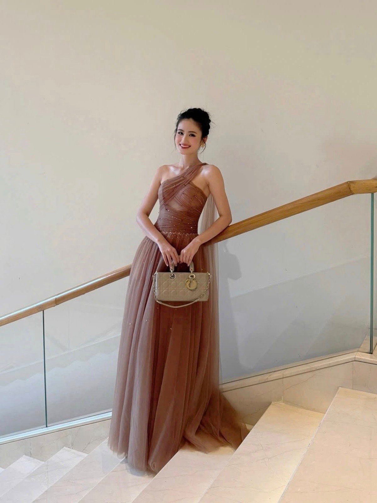 Ngày 3 Miss World: Ý Nhi tỏa sáng với gu thời trang đẳng cấp - Ongkinh