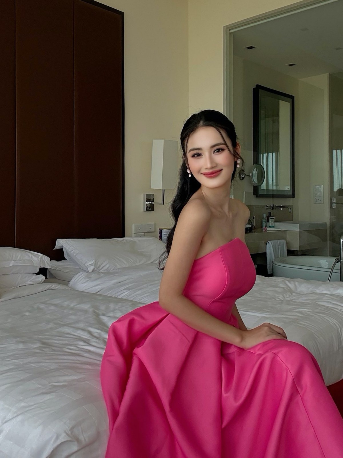 Hoa hậu Ý Nhi xuất hiện ấn tượng với váy hồng bắt mắt tại Miss World 2025 ngày đầu tiên - Ongkinh