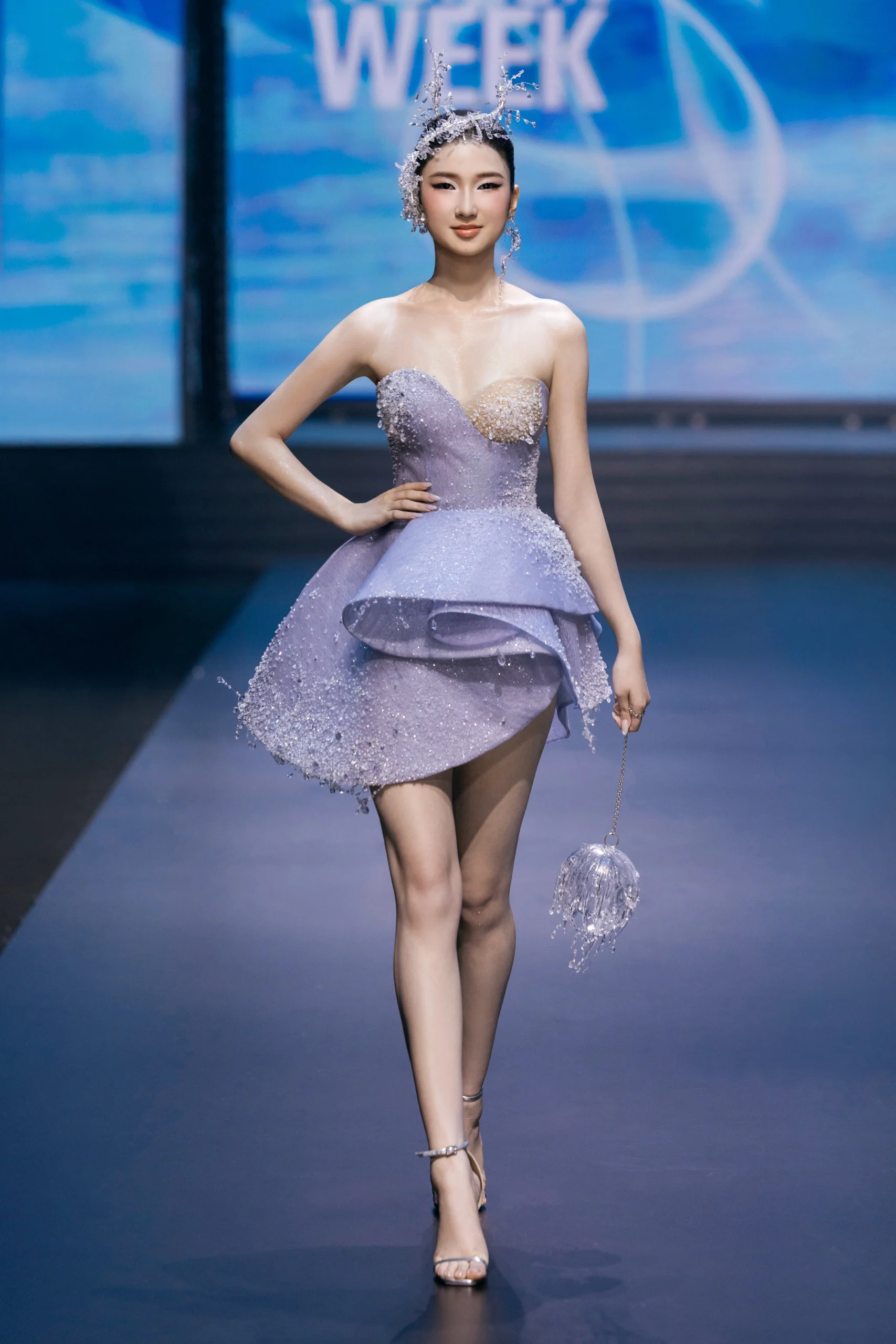 Nàng Mơ: Tân binh "đắt show" nhất nhì Vietnam International Fashion Week 2025 - Ongkinh