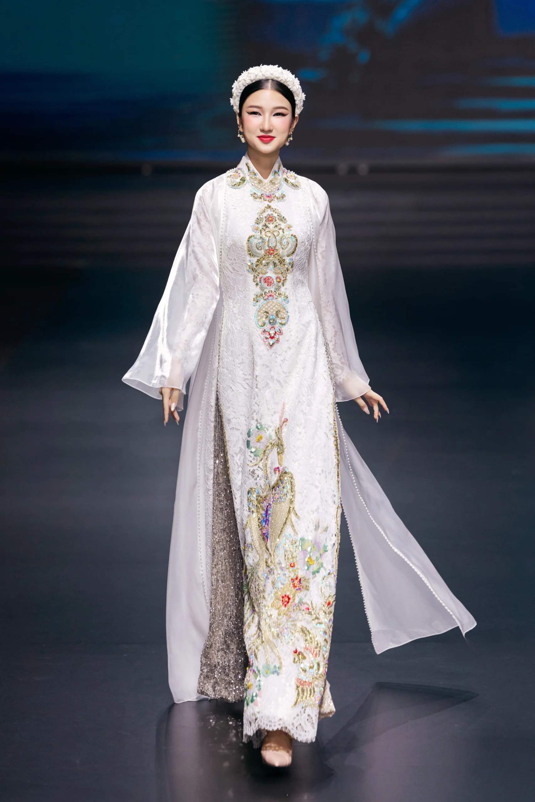 Nàng Mơ: Tân binh "đắt show" nhất nhì Vietnam International Fashion Week 2025 - Ongkinh