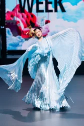 Nàng Mơ: Tân binh "đắt show" nhất nhì Vietnam International Fashion Week 2025 - Ongkinh