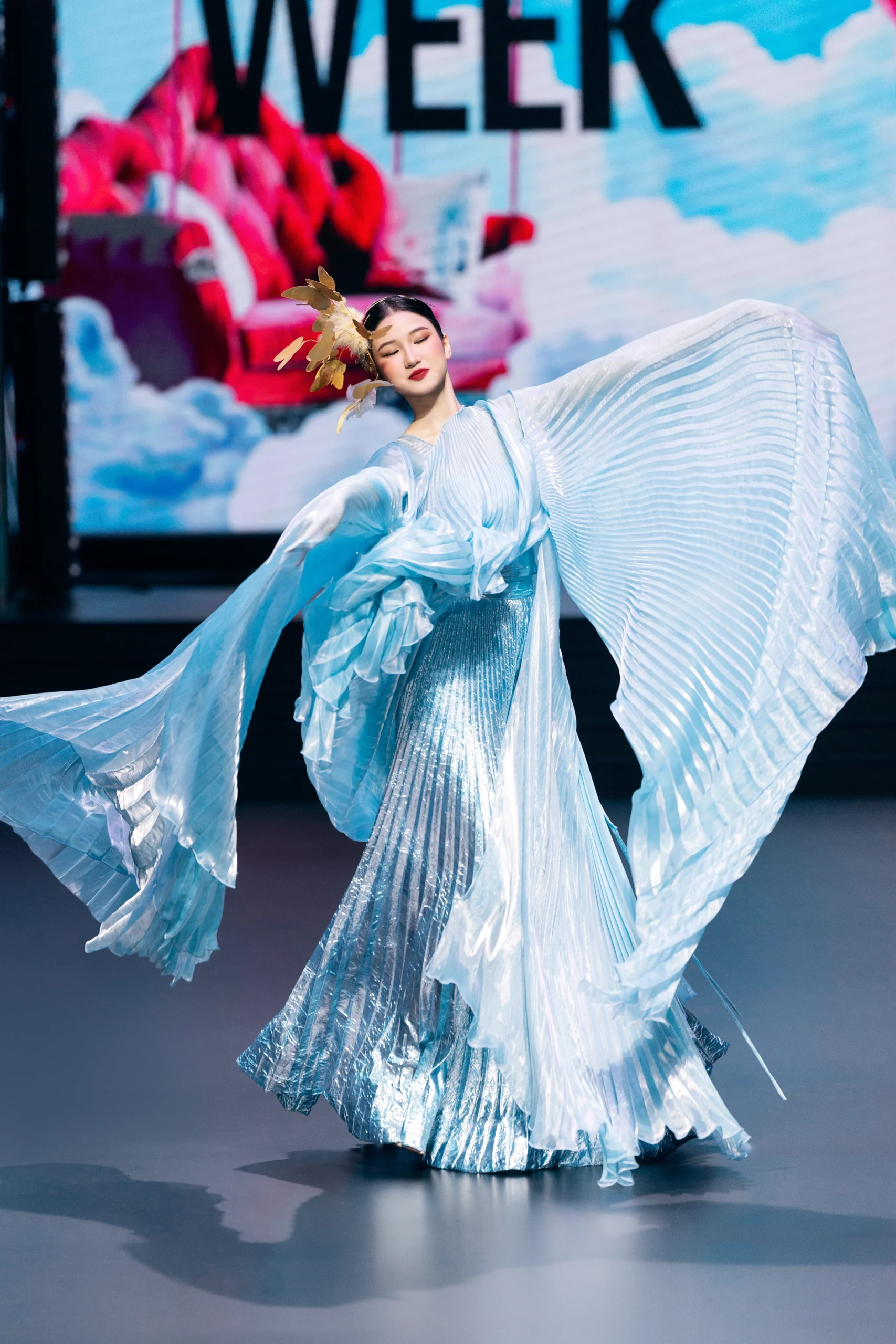 Nàng Mơ: Tân binh "đắt show" nhất nhì Vietnam International Fashion Week 2025 - Ongkinh