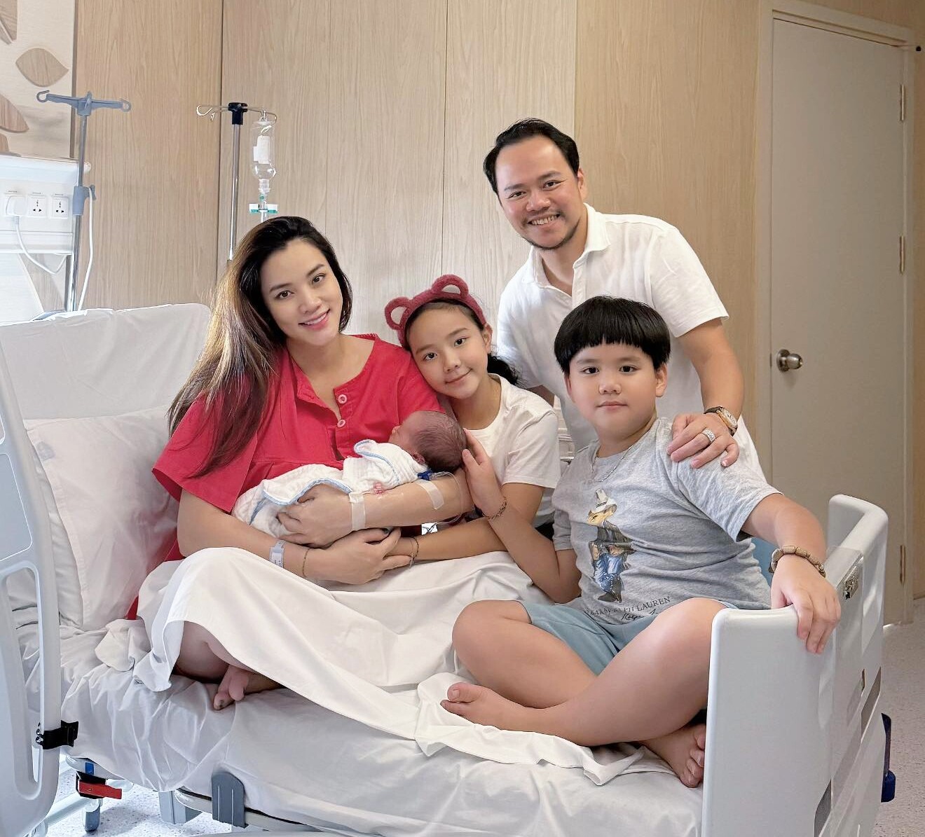 Nữ diễn viên Trang Nhung hạnh phúc đón con thứ ba - Ongkinh